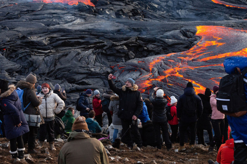 Вулкан Фаградальсфьяль в Исландии крупным планом 