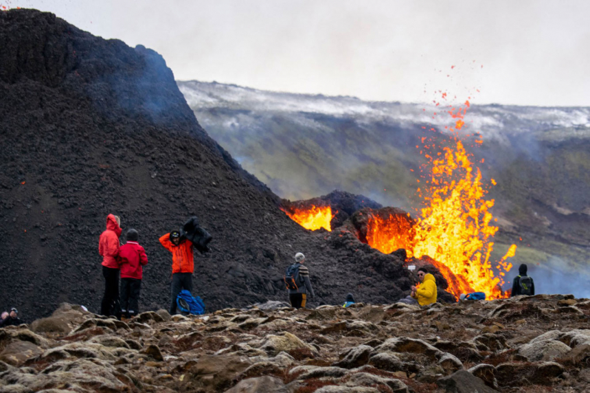 Вулкан Фаградальсфьяль в Исландии крупным планом 