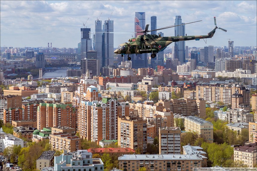Полет на вертолете над Тверской в Москве 