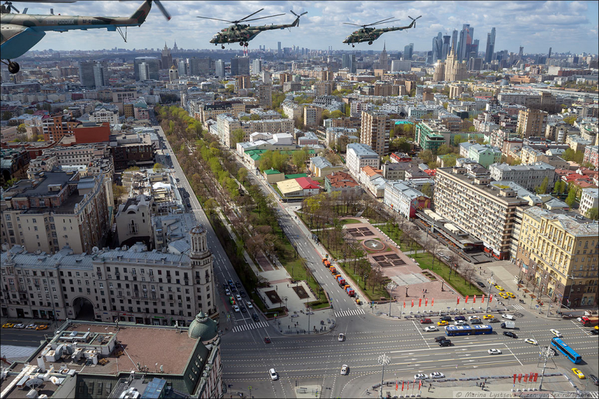 Полет на вертолете над Тверской в Москве 