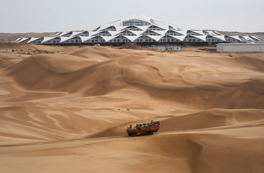 Необычный отель Песчаный Лотос и курорт в пустыне Xiangshawan 