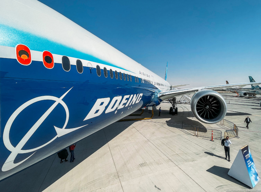 Самолет Boeing 777X с самыми большими в мире двигателем 