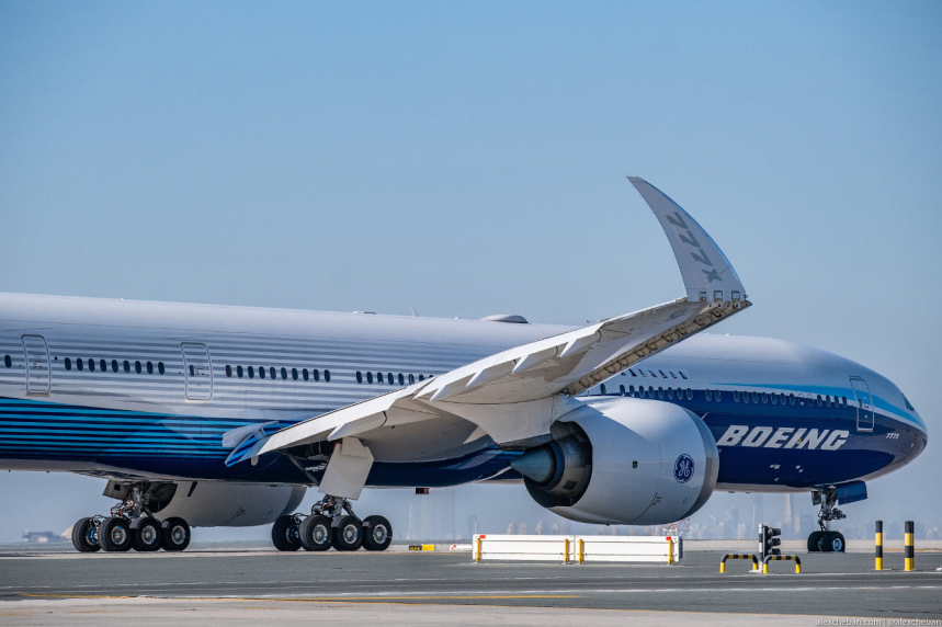 Самолет Boeing 777X с самыми большими в мире двигателем 